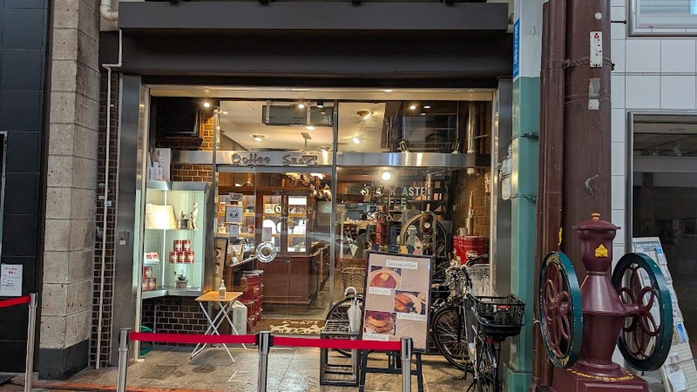 현지 느낌의 매장 스마트 커피