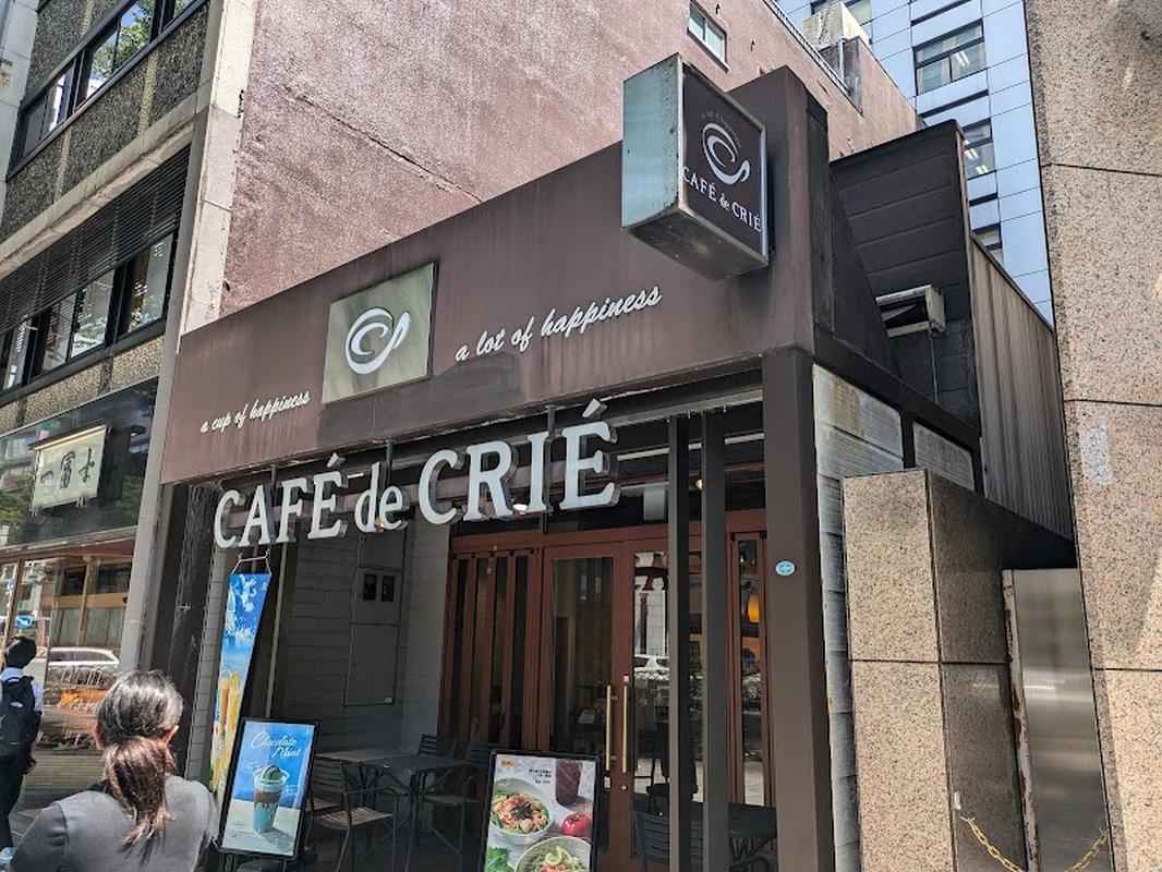 현지 느낌의 사카에 카페 드 크리에