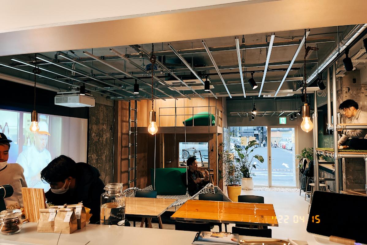 현지 느낌의 도쿄 움 카페 앤 바