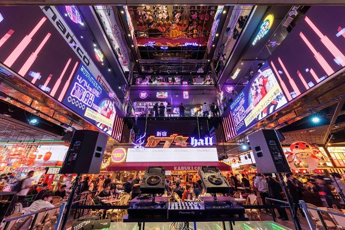 카부키 카페, 도쿄 여행 중 방문