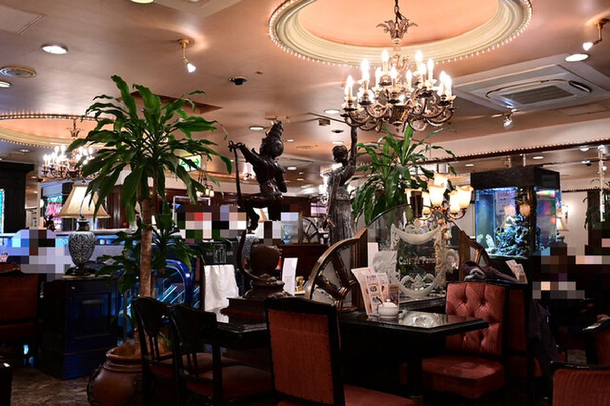 카페 드 파리, 도쿄 여행 중 방문