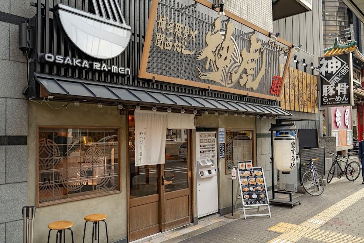 카미토라 히고바시, 오사카 여행 중 방문