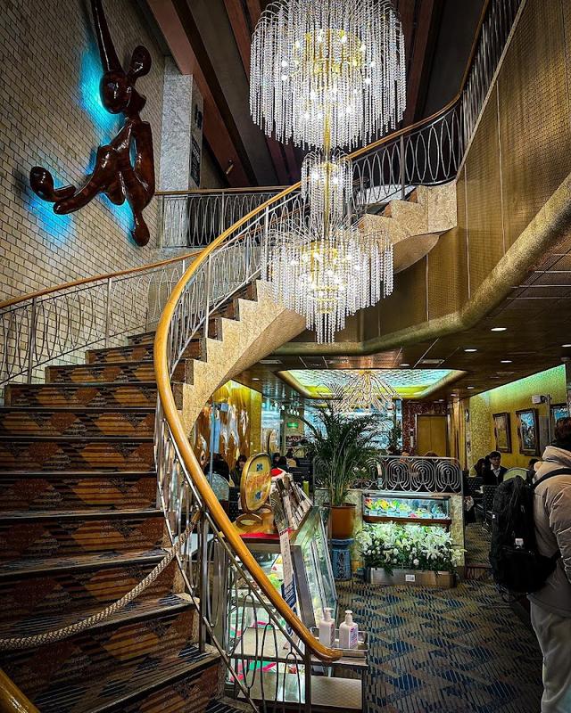 아메리칸, 오사카 여행 중 방문