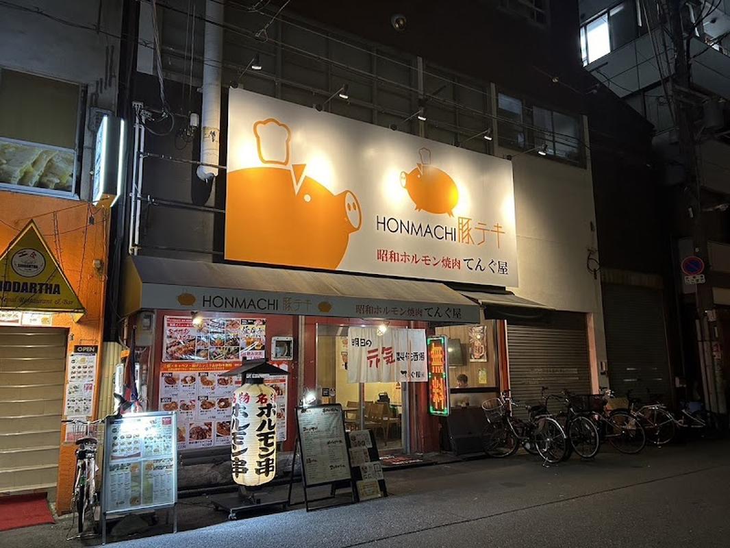 현지 느낌의 오사카 혼마치 돈테키와 쇼와 호르몬 야키니쿠 텐구야