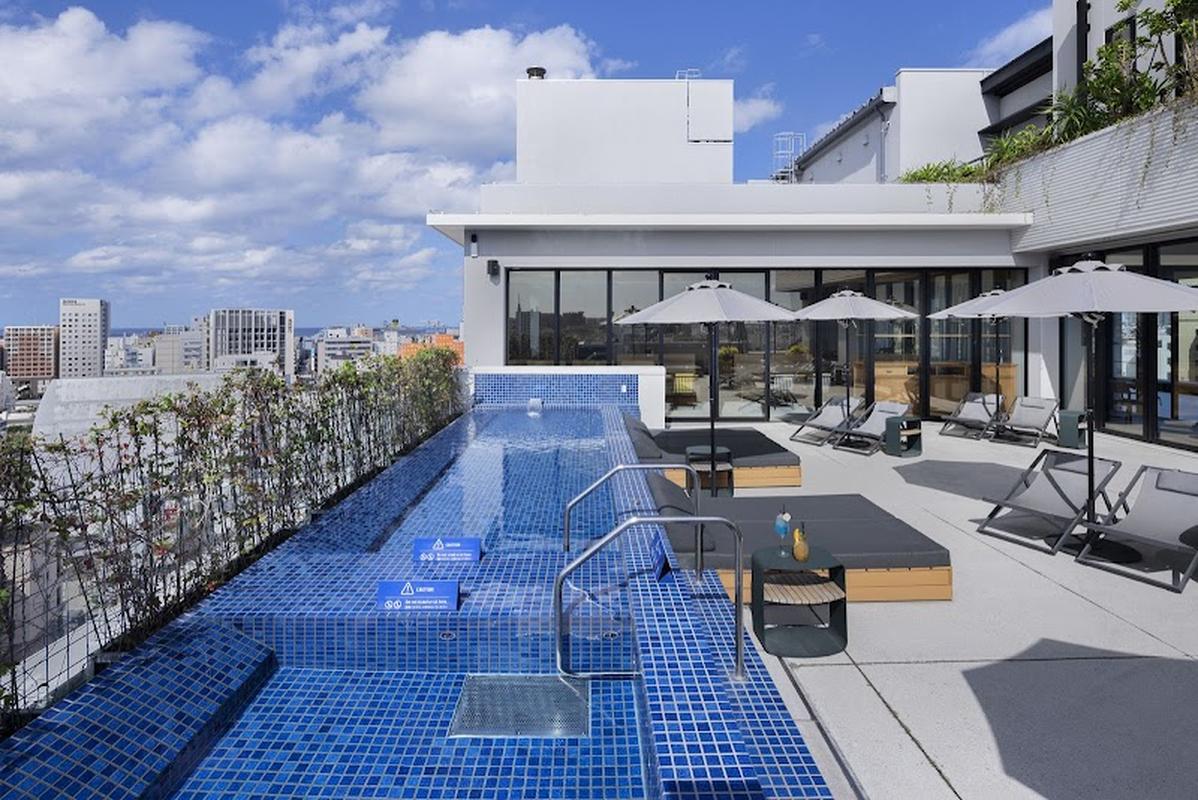 사우스웨스트 그랜드 호텔, 오키나와 여행 중 방문