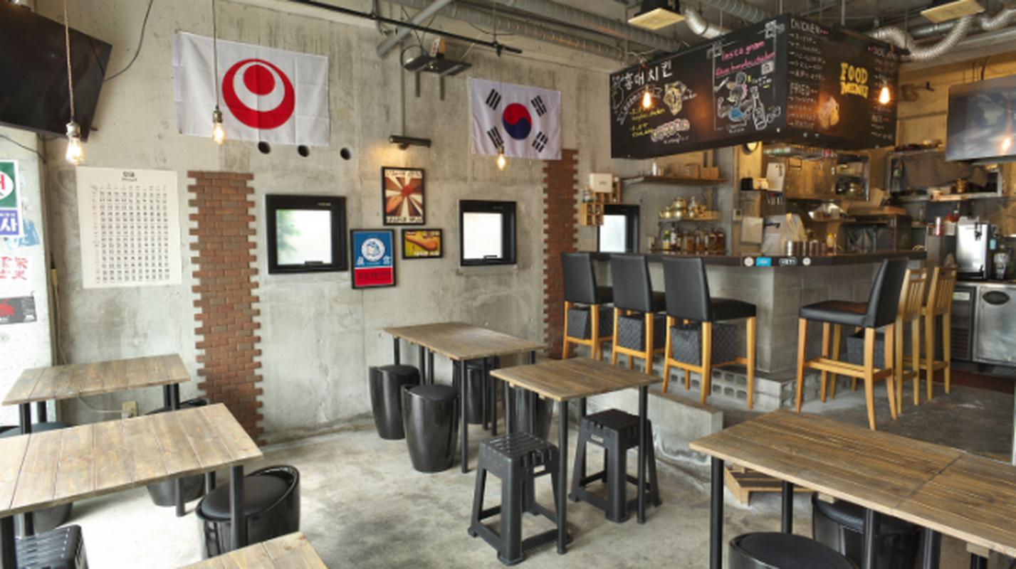 현지 느낌의 매장 홍대치킨