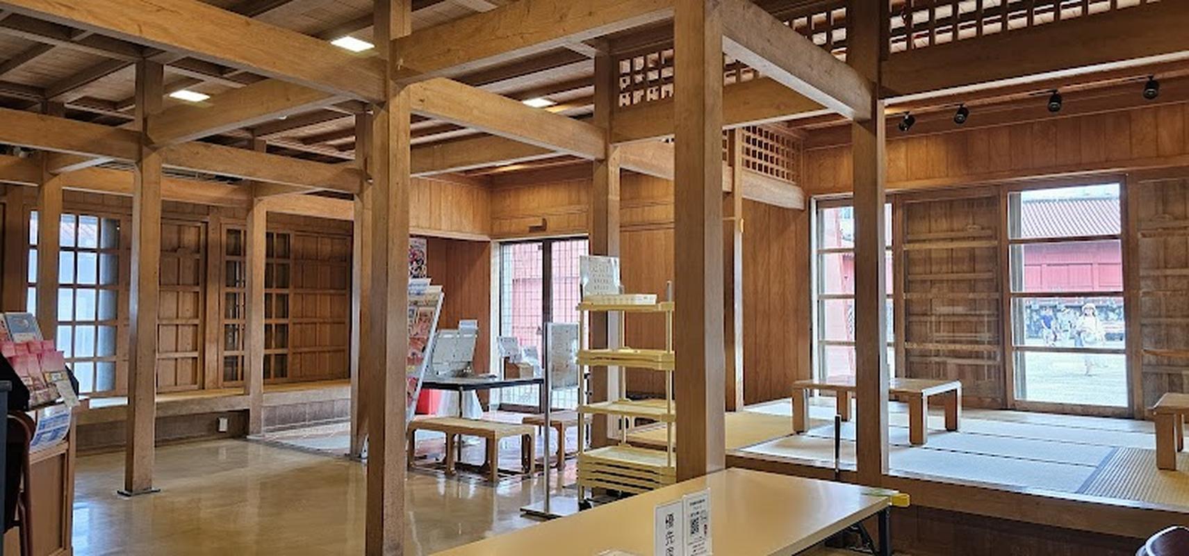 현지 느낌의 매장 슈리성 찻집