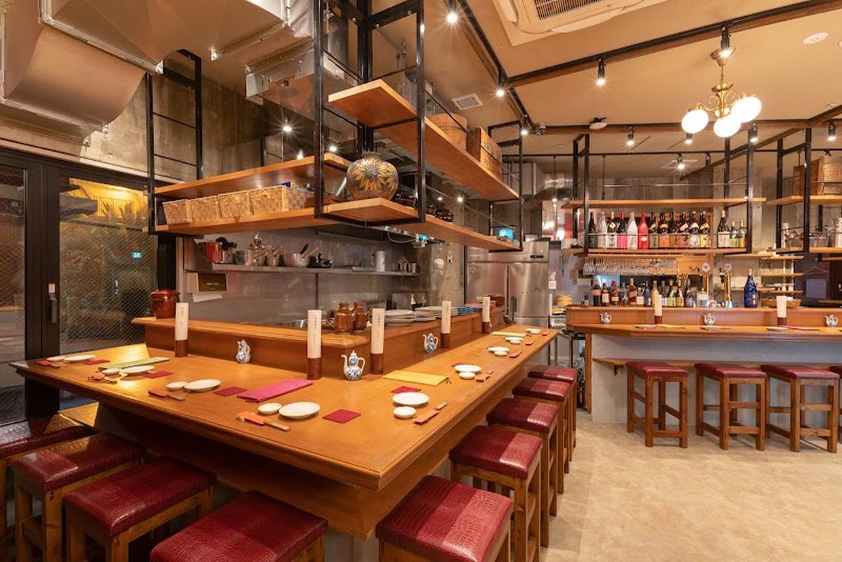 트렌디한 매장 오키나와 식재료와 로바타 구이 미하마 노 아시도리