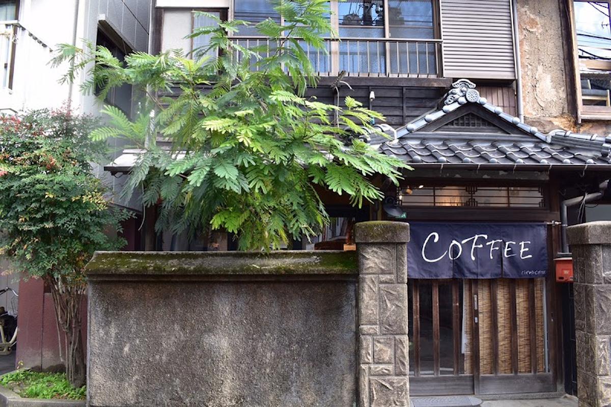 분위기 있는 매장 쿠로몬 커피